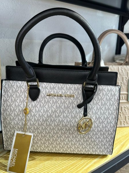 شنطة يد صبايا ماركة Michael Kors