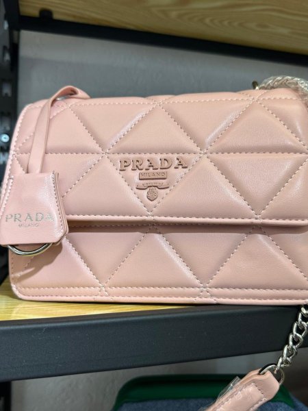 شنطة يد صبايا ماركة Prada